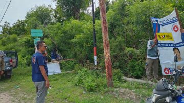 Bawaslu, KPU dan Stakeholder Bersihkan APK dan Bahan Kampanye di Sabu Raijua