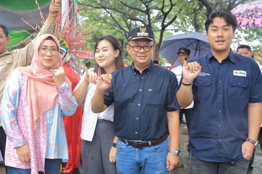 Wujudkan Pesta Demokrasi yang Damai, Pj. Wali Kota Bekasi Beserta Keluarga Gunakkan Hak Pilihnya
