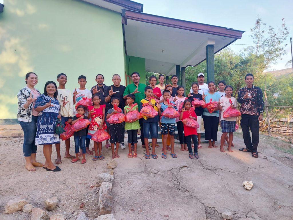Kolaborasi Dengan Gereja, Komunitas GPS Sabu Raijua Bantu Yatim Piatu