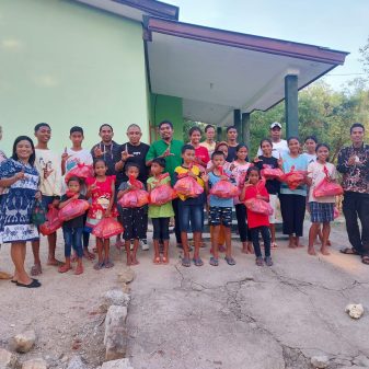 Kolaborasi Dengan Gereja, Komunitas GPS Sabu Raijua Bantu Yatim Piatu