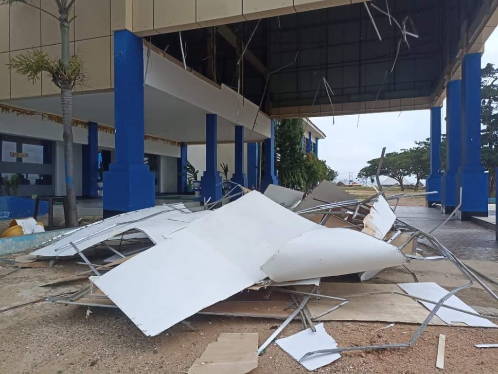 Angin Kencang Robohkan Plafon Lobi Kantor Bupati Sabu Raijua