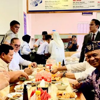 Anton Charliyan Dampingi Prabowo Makan Baso Mang UKA Mantan KASAD Kang Dudung dan Joget Gemoy