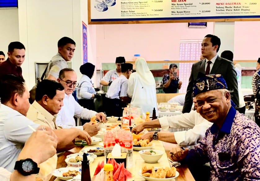 Anton Charliyan Dampingi Prabowo Makan Baso Mang UKA Mantan KASAD Kang Dudung dan Joget Gemoy