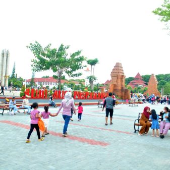 Representasi Alun-Alun Puspa Wangi Sebagai Destinasi Wisata Dan Ruang Publik