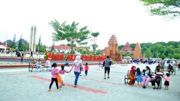 Representasi Alun-Alun Puspa Wangi Sebagai Destinasi Wisata Dan Ruang Publik