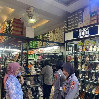 Jelang Idul Fitri Polwan Polres Pinrang Lakukan Pengamanan Di Pusat Perbelanjaan