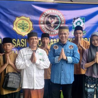 Anton Charliyan Bersama Ade Herdi Waketum DPD Gerindra Jabar, bagikan Al Quran dan Perangkat Alat Sholat Ke Pondok-pondok Pesantren