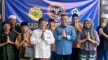 Anton Charliyan Bersama Ade Herdi Waketum DPD Gerindra Jabar, bagikan Al Quran dan Perangkat Alat Sholat Ke Pondok-pondok Pesantren