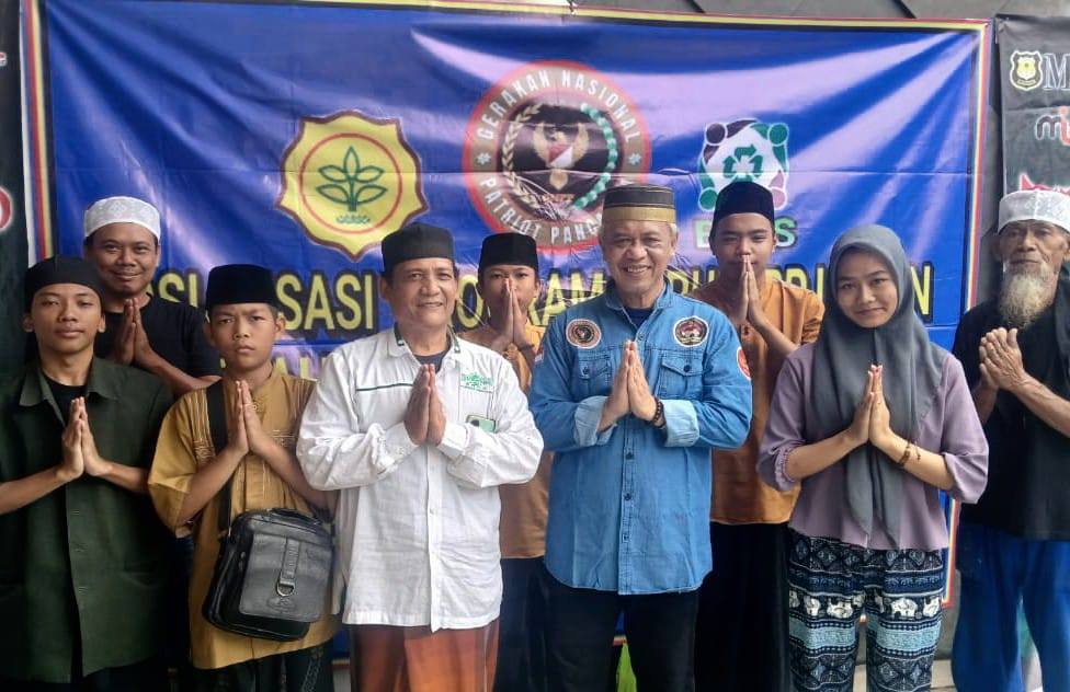 Anton Charliyan Bersama Ade Herdi Waketum DPD Gerindra Jabar, bagikan Al Quran dan Perangkat Alat Sholat Ke Pondok-pondok Pesantren