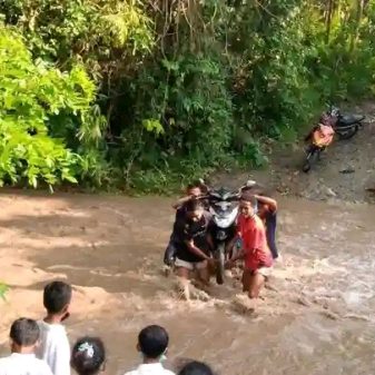 Tidak Ada Jembatan, Warga Jegha Rangga Kabupaten Ende Pikul Motor Lewati Sungai