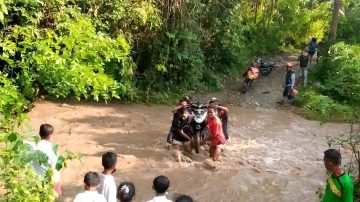 Tidak Ada Jembatan, Warga Jegha Rangga Kabupaten Ende Pikul Motor Lewati Sungai