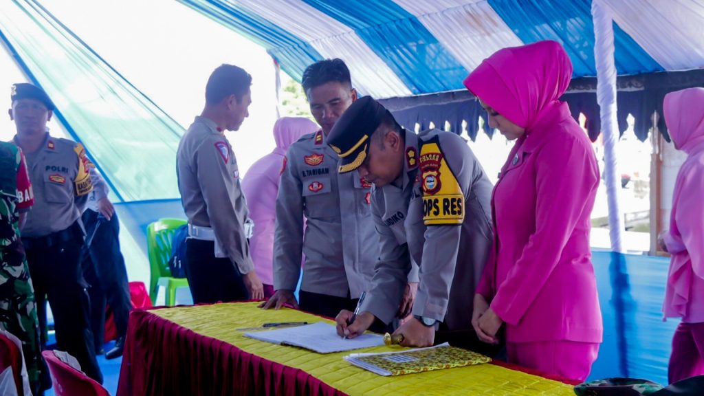 Kapolres Pinrang Mengecek Pos Pelayanan Dan Pos Pengamanan OPS Ketupat Menjelang Hari Raya Idul Fitri