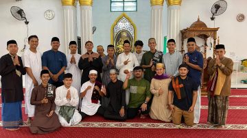 Sholat Idhul Fitri di Masjid Jami’Nurur Rahman Dirangkaikan Potong Rambut Untuk Bayi