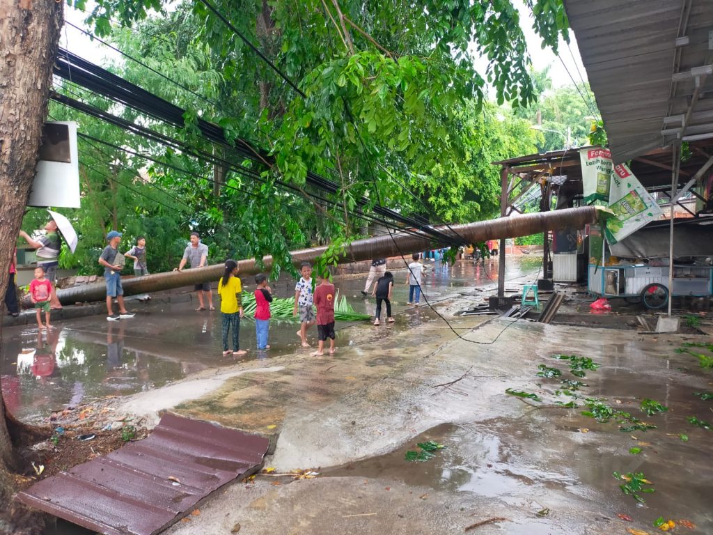 Pohon Tumbang Menutup Jalan, Akibat Hujan Angin terjadi di Tambun Selatan