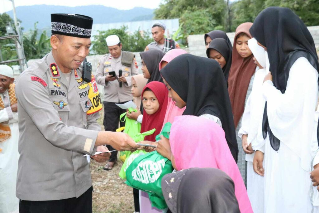 Kapolres Ngada Safari Ramadhan Bersama Anak Yatim Piatu Desa Ite Jaya Riung