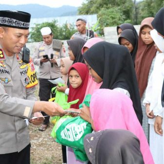 Kapolres Ngada Safari Ramadhan Bersama Anak Yatim Piatu Desa Ite Jaya Riung