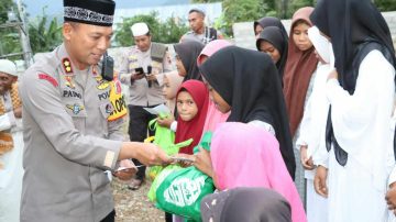 Kapolres Ngada Safari Ramadhan Bersama Anak Yatim Piatu Desa Ite Jaya Riung