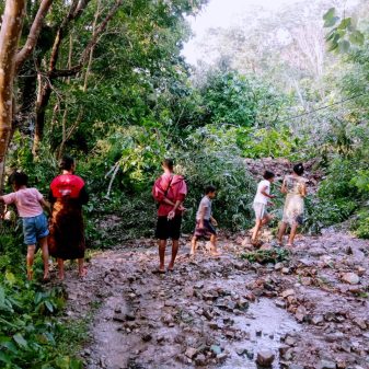 Akbiat Hujan Deras, Tanah longsor Menutupi Badan Jalan Desa Rapowawo,Desa Kekandere Dan Desa Uzuzozo