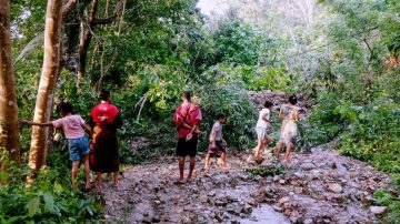 Akbiat Hujan Deras, Tanah longsor Menutupi Badan Jalan Desa Rapowawo,Desa Kekandere Dan Desa Uzuzozo