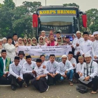 Sekdis Kominfo Kota Depok Lepas Keberangkatan Wisata Religi MT Balwan