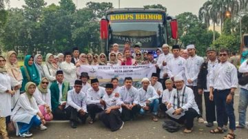 Sekdis Kominfo Kota Depok Lepas Keberangkatan Wisata Religi MT Balwan