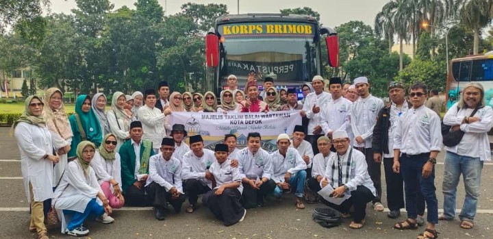 Sekdis Kominfo Kota Depok Lepas Keberangkatan Wisata Religi MT Balwan