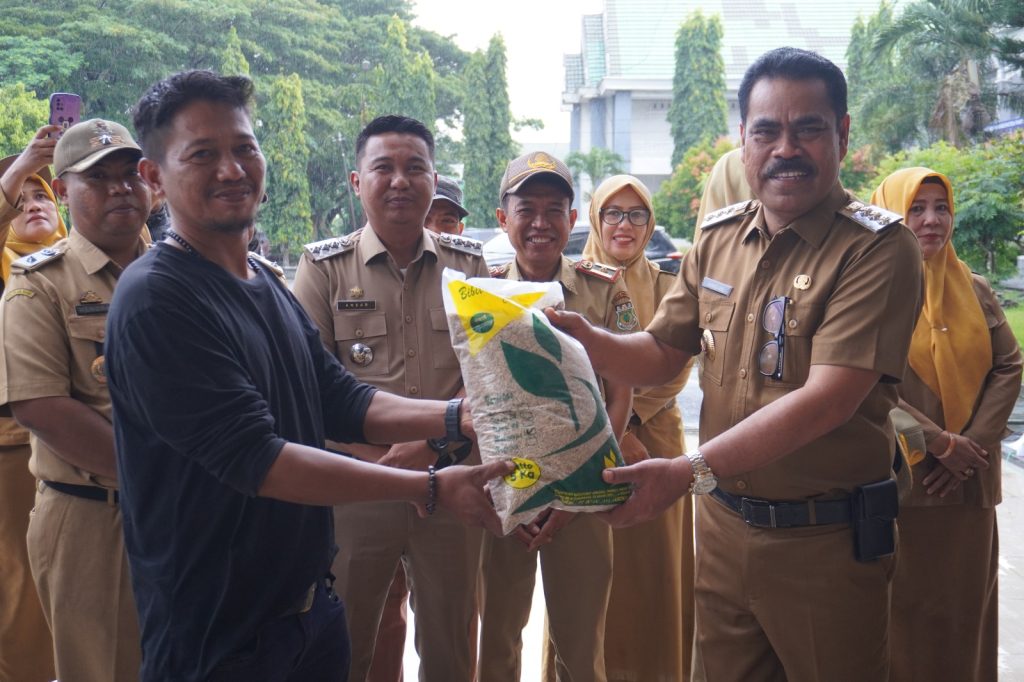 Pj Bupati Pinrang Serahkan Bantuan Penanganan Bencana Alam Sektor Pertanian.