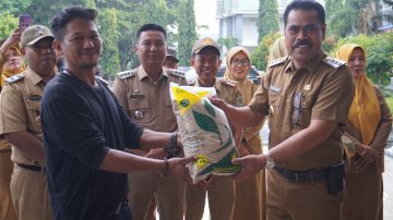 Pj Bupati Pinrang Serahkan Bantuan Penanganan Bencana Alam Sektor Pertanian.