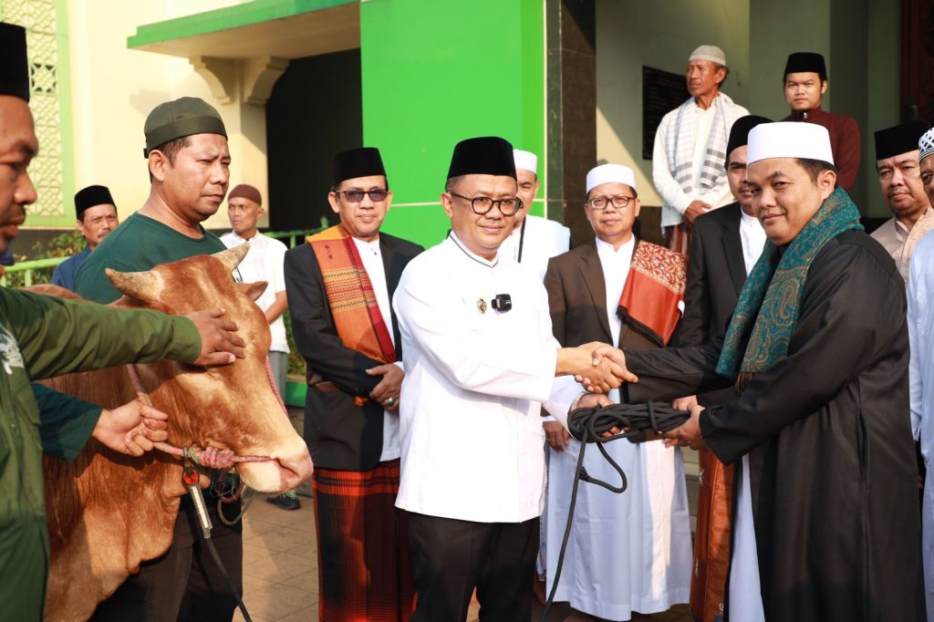 Pj. Wali Kota Bekasi Shalat Idul Adha Sekaligus Serahkan Hewan Qurban
