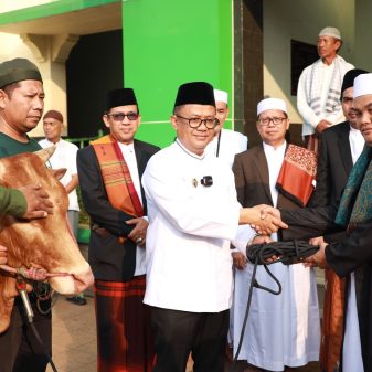 Pj. Wali Kota Bekasi Shalat Idul Adha Sekaligus Serahkan Hewan Qurban