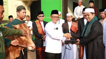 Pj. Wali Kota Bekasi Shalat Idul Adha Sekaligus Serahkan Hewan Qurban