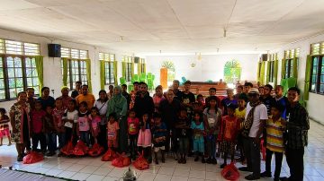 Bangun Kolaborasi Dengan Gereja, Yayasan GPS Bantu Ratusan Yatim Piatu di Sabu Raijua