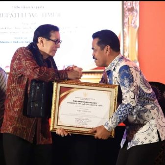 Pj. Bupati Pinrang Menerima Penghargaan Dari Menteri Hukum Dan Ham RI