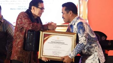 Pj. Bupati Pinrang Menerima Penghargaan Dari Menteri Hukum Dan Ham RI