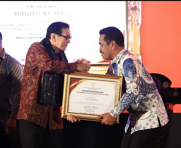 Pj. Bupati Pinrang Menerima Penghargaan Dari Menteri Hukum Dan Ham RI