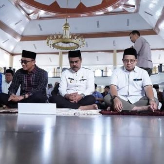 Pj Bupati Pinrang Bersama Pj Gubernur Sulsel Shalat Jumat Di Masjid Agung Al Munawir