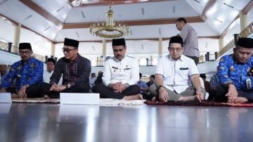 Pj Bupati Pinrang Bersama Pj Gubernur Sulsel Shalat Jumat Di Masjid Agung Al Munawir