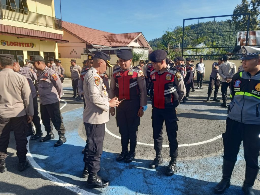 Waspada Judi, Waka Polres Dan Propam Periksa Personil Polres Ngada NTT