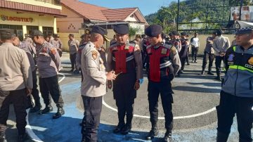 Waspada Judi, Waka Polres Dan Propam Periksa Personil Polres Ngada NTT