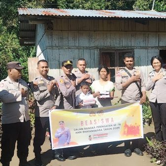 Kapolres Ngada AKBP Padmo Arianto Melalui Plh Kapolsek Golewa Dan Personil Beri Bantuan Beasiswa Anak Yatim Piatu