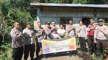 Kapolres Ngada AKBP Padmo Arianto Melalui Plh Kapolsek Golewa Dan Personil Beri Bantuan Beasiswa Anak Yatim Piatu