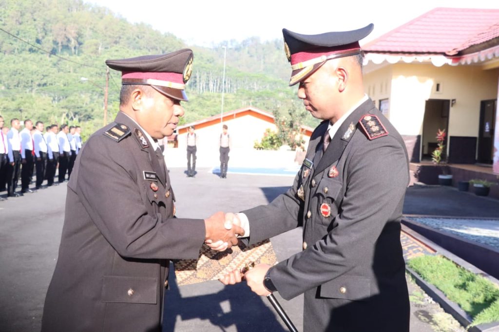 Peringati Hari Lahir Pancasila 2024, Kapolres Ngada Serahkan Skep Pensiun Anggota