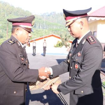 Peringati Hari Lahir Pancasila 2024, Kapolres Ngada Serahkan Skep Pensiun Anggota