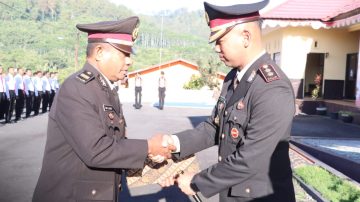 Peringati Hari Lahir Pancasila 2024, Kapolres Ngada Serahkan Skep Pensiun Anggota