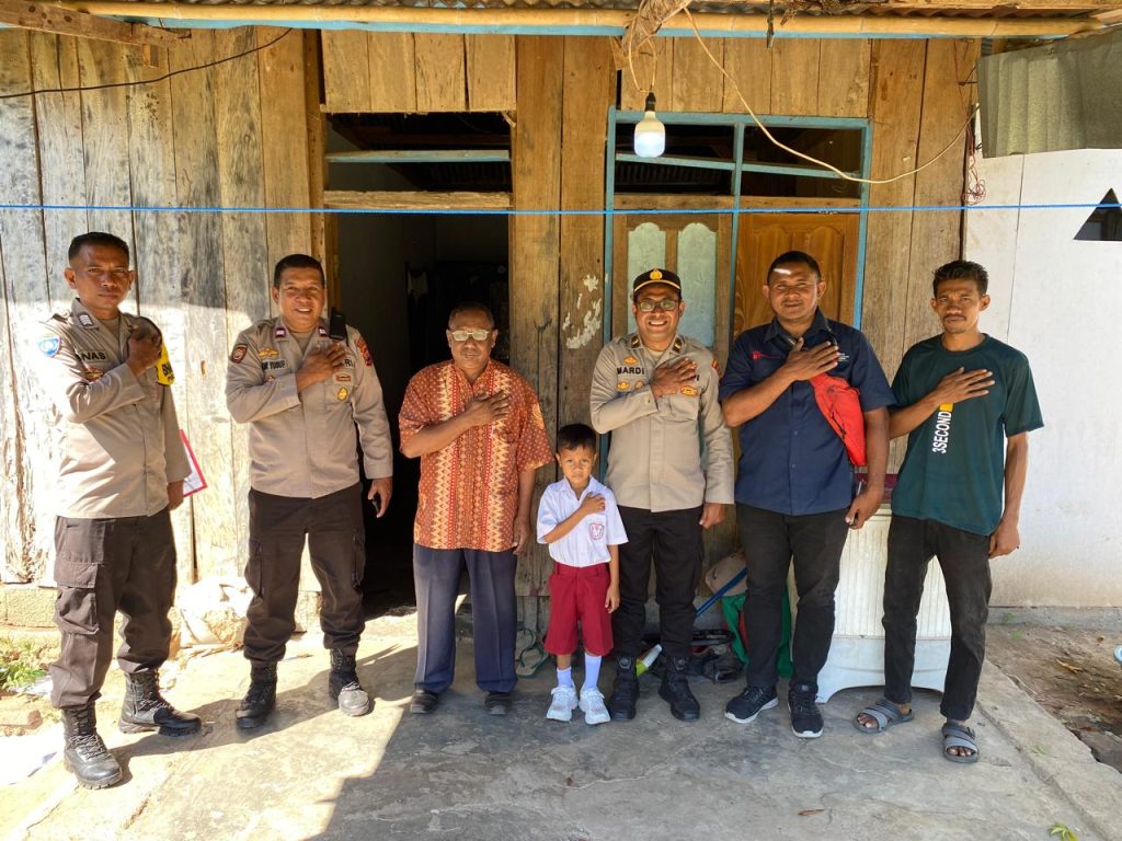 Kapolres Ngada NTT AKBP Padmo Arianto Melalui Personil Polsek Riung Bantu Beasiswa Anak Yatim Piatu