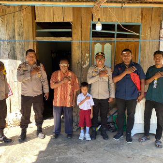 Kapolres Ngada NTT AKBP Padmo Arianto Melalui Personil Polsek Riung Bantu Beasiswa Anak Yatim Piatu