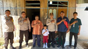 Kapolres Ngada NTT AKBP Padmo Arianto Melalui Personil Polsek Riung Bantu Beasiswa Anak Yatim Piatu