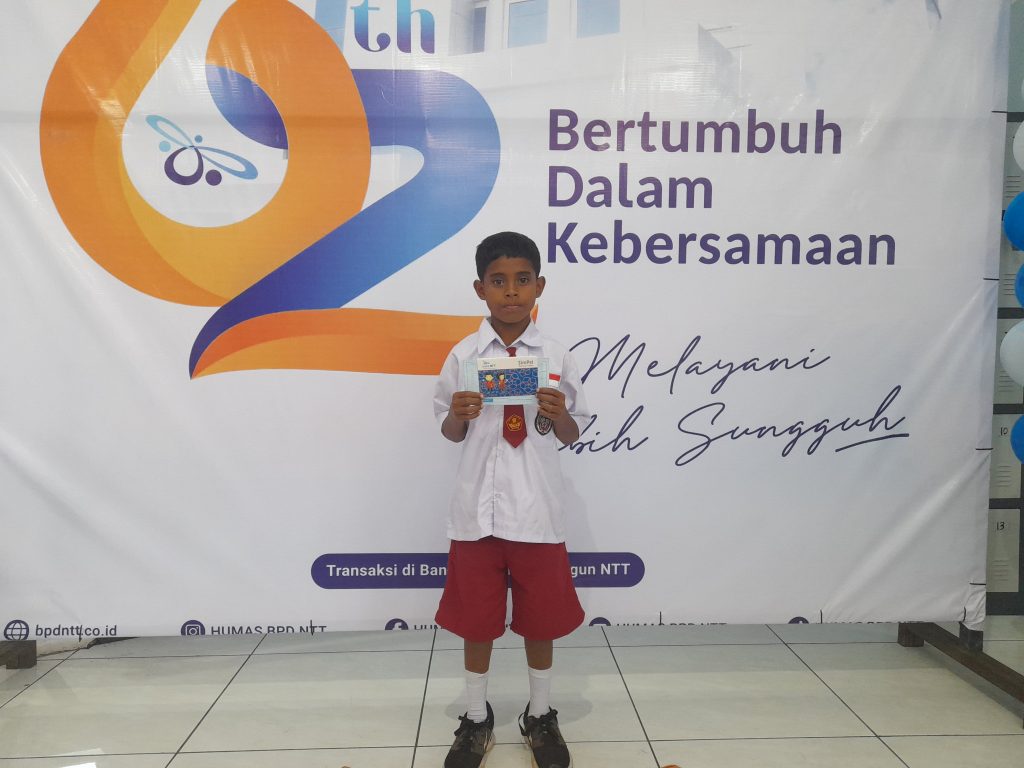 Haru Misi Yaga Yingde : Biayai Sekolah Anak Keluarga Susah, Yehezkiel Siswa SDI Onekore 5 Ende Mulai Menabung Di Bank NTT