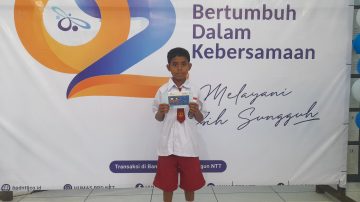 Haru Misi Yaga Yingde : Biayai Sekolah Anak Keluarga Susah, Yehezkiel Siswa SDI Onekore 5 Ende Mulai Menabung Di Bank NTT