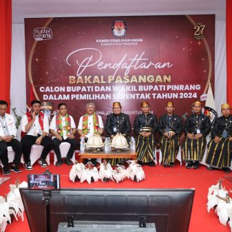 Memakai Baju Adat,KPU Pinrang Menerima  Pendaftaran Calon Kepala Daerah.